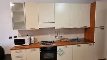 Een koelkast, een magnetron, een oven, een kookplaat