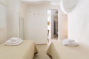 1 dormitorio y tabla de planchar con plancha