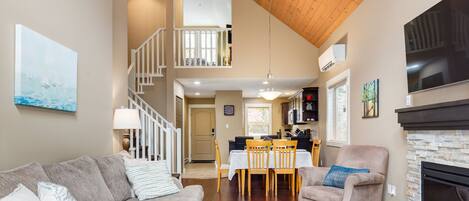 TV connectée, cheminée, livres