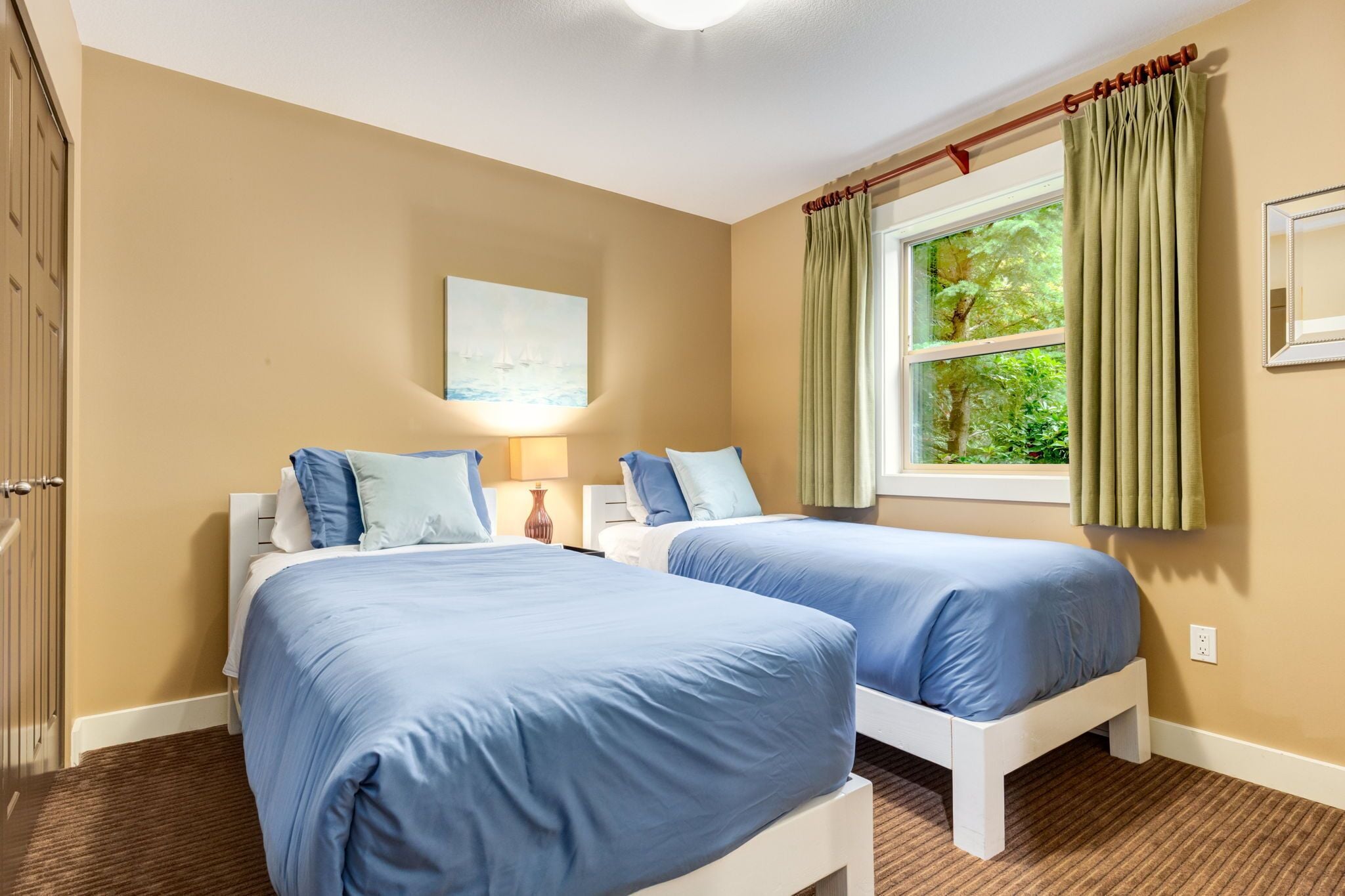 3 chambres, fer et planche à repasser, lit de bébé portatif