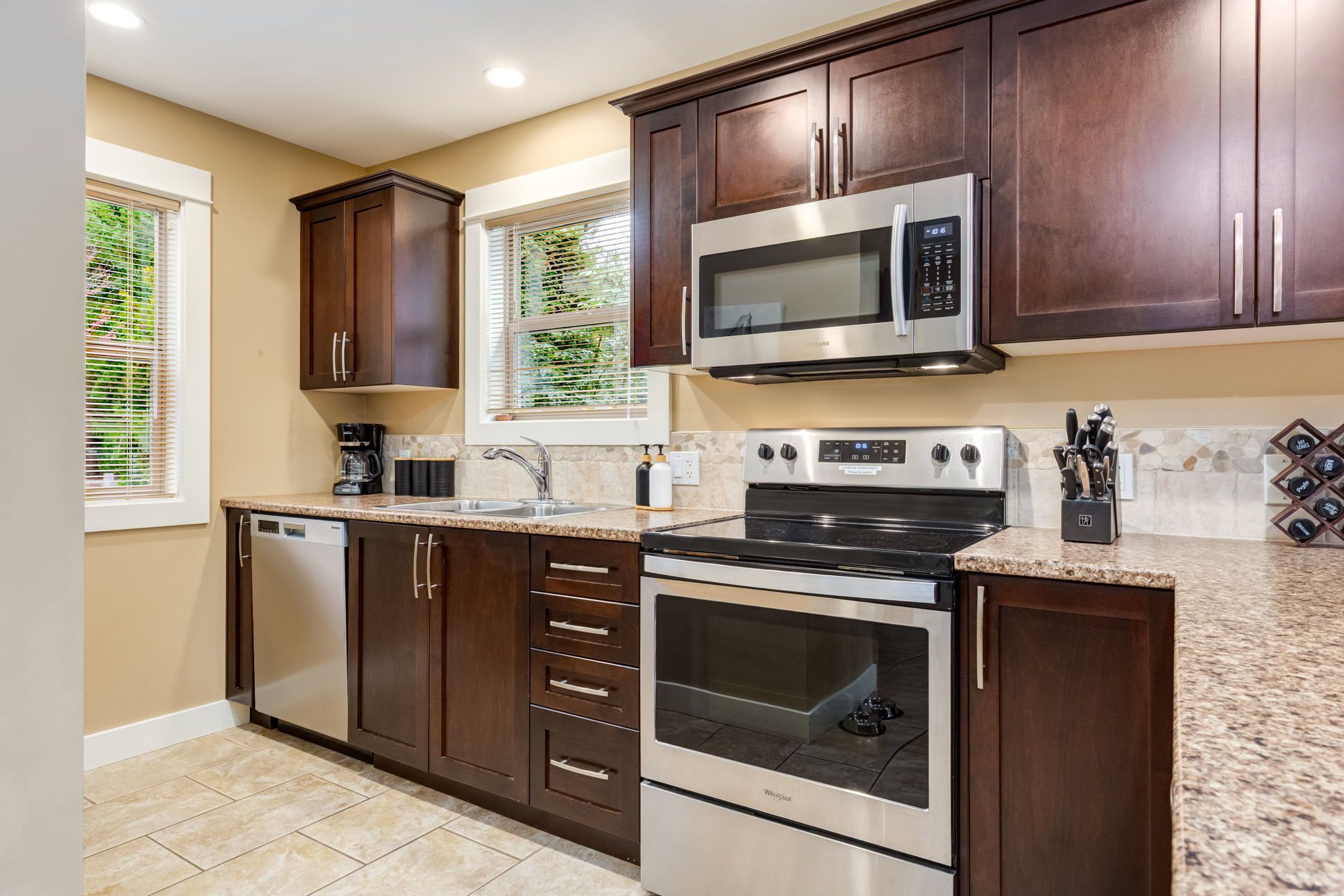 Coffee/tea maker, fridge, microwave, oven