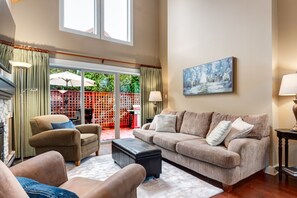 Smart TV, chimenea y libros 