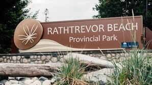 Señal para el Parque Provincial Rathtrevor Beach.