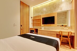 Deluxe Double Room | Laptop workspace, free WiFi, bed sheets - Super OYO Capital O 92987 Keenan Living Perumnas (Depok)