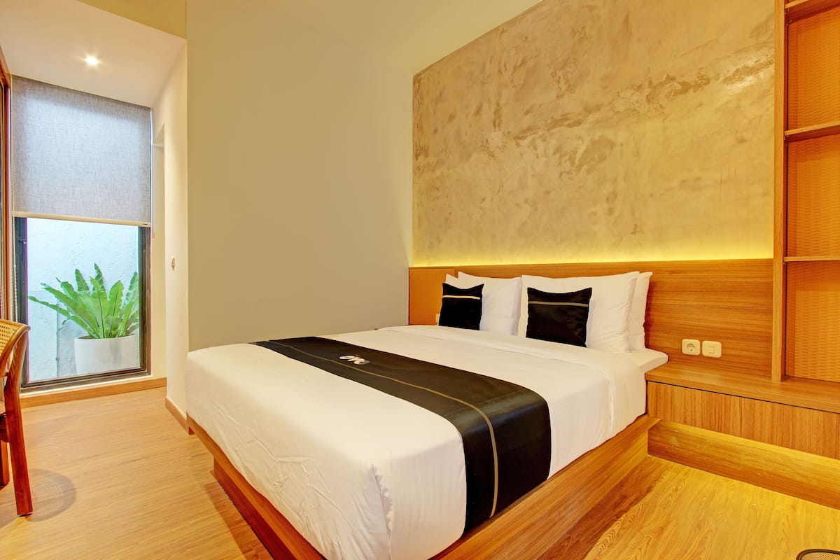 Laptop workspace, free WiFi, bed sheets