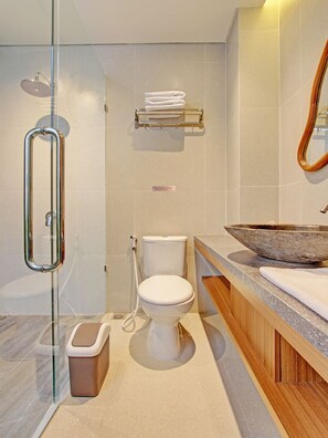 Habitación Deluxe doble | Baño | Ducha y toallas