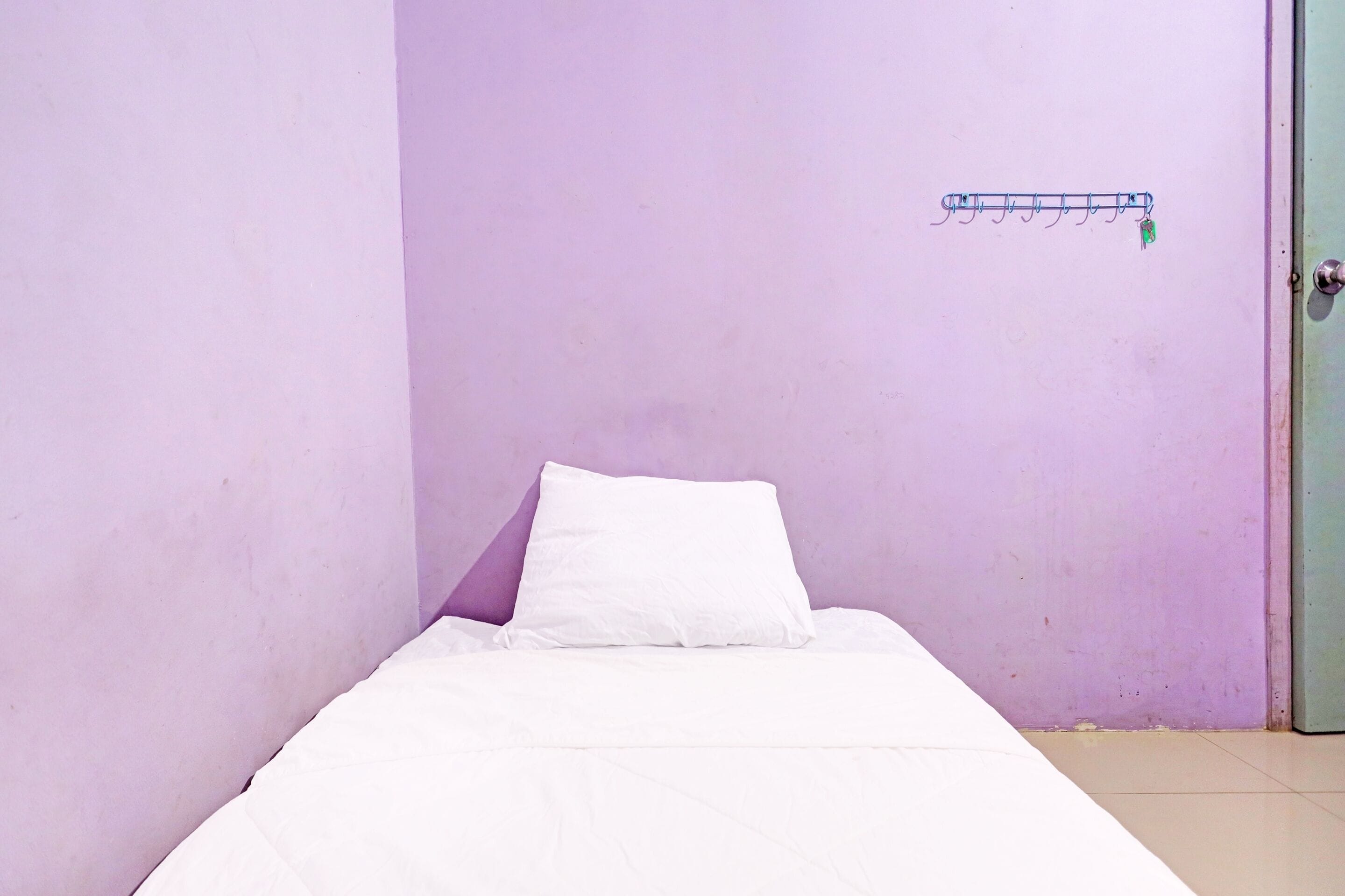 economy single room | laptop workspace, free wifi, bed sheets