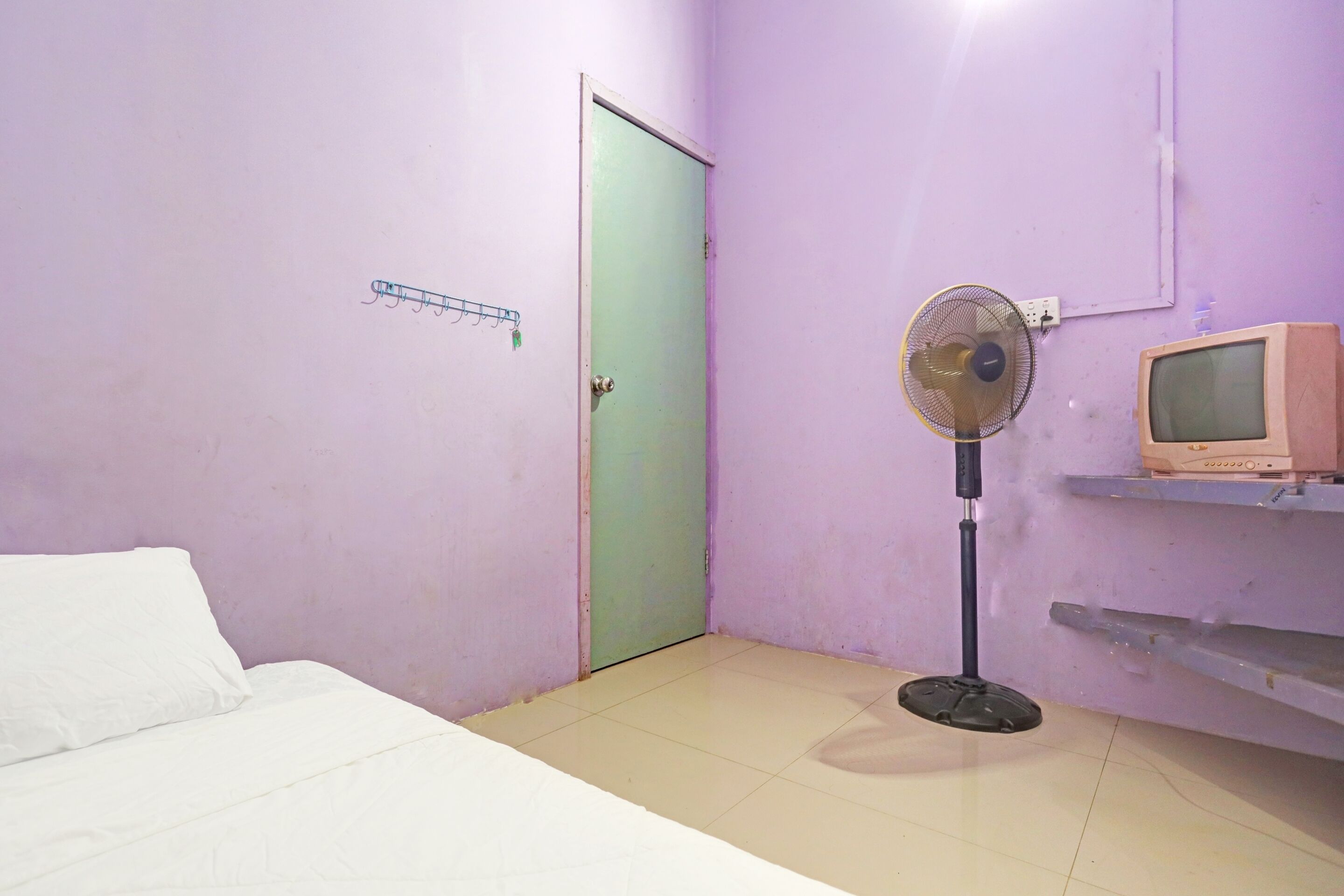 economy single room | laptop workspace, free wifi, bed sheets