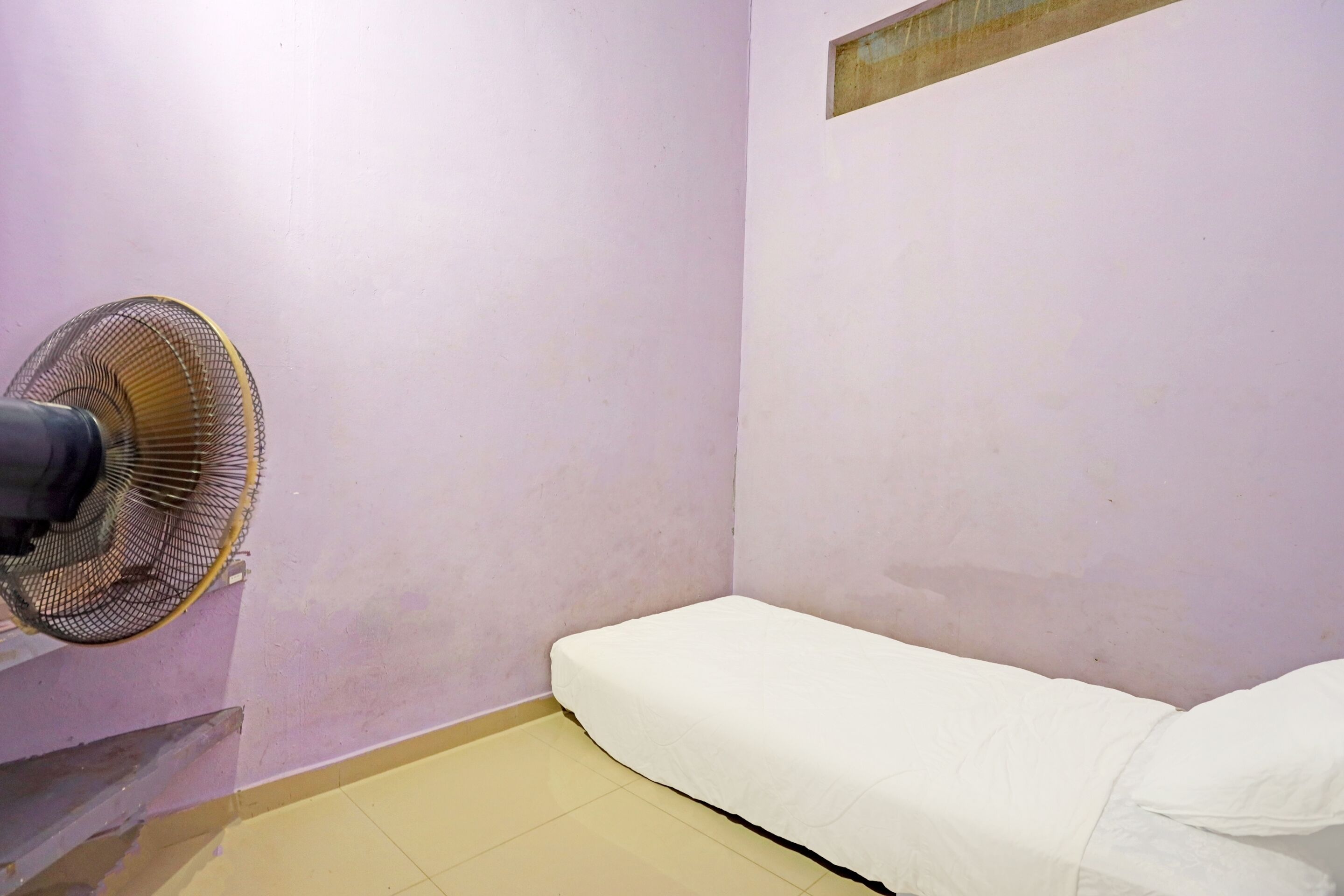 economy single room | laptop workspace, free wifi, bed sheets