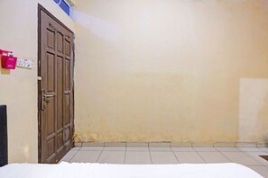 Economy Double Room | Laptop workspace, free WiFi, bed sheets - Hotel O Toyo Homestay Syariah (Batam)