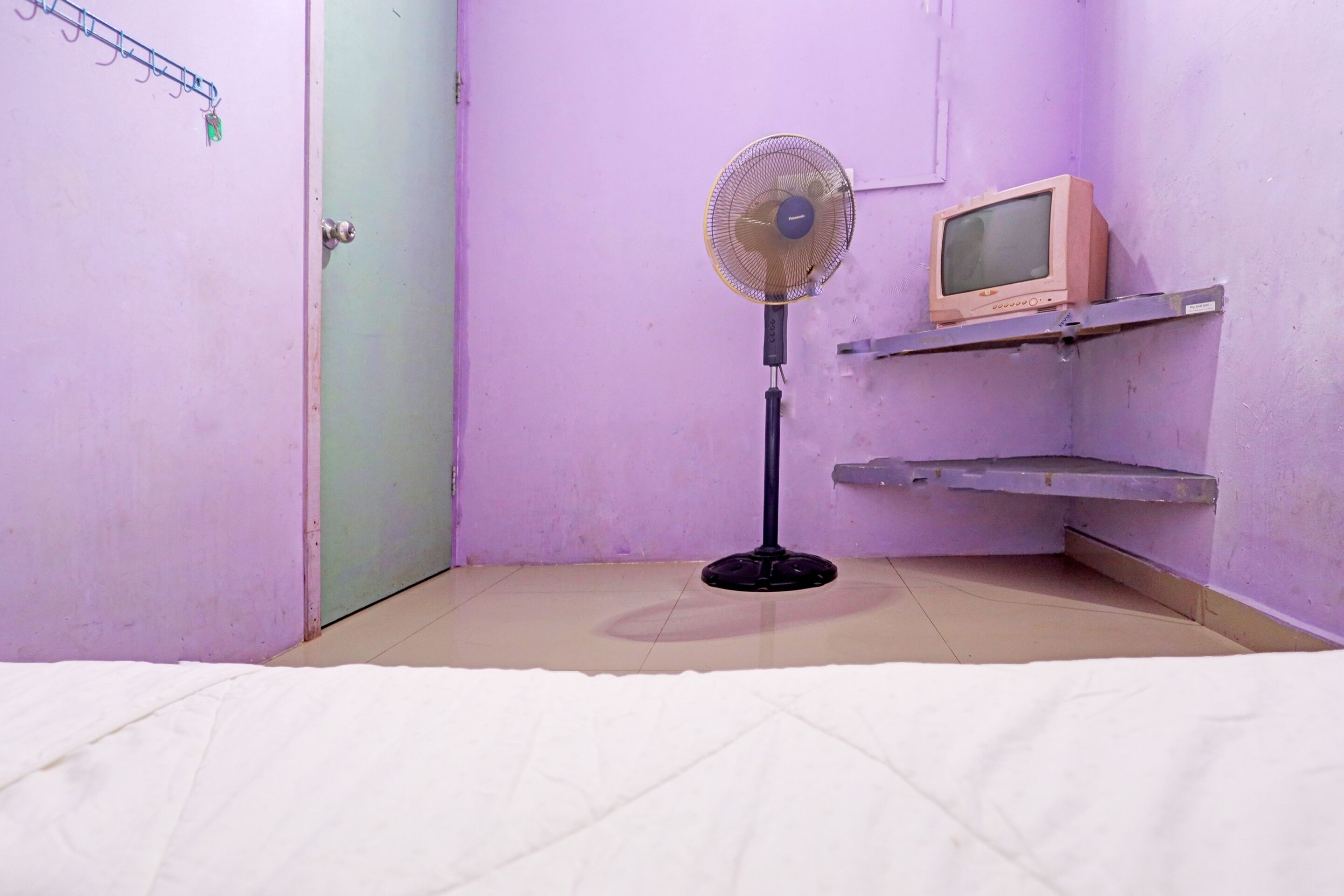 economy single room | laptop workspace, free wifi, bed sheets