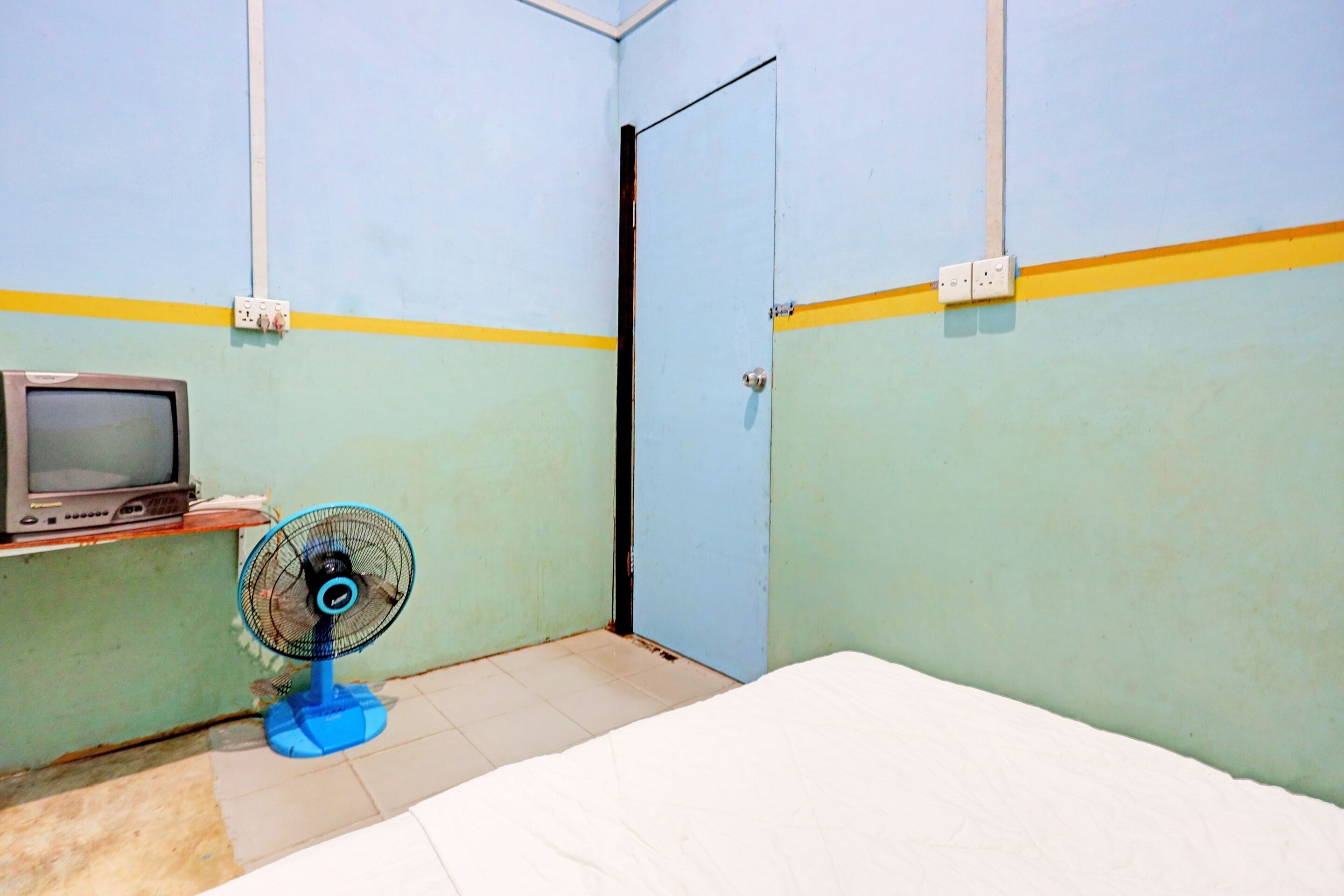 economy single room | laptop workspace, free wifi, bed sheets