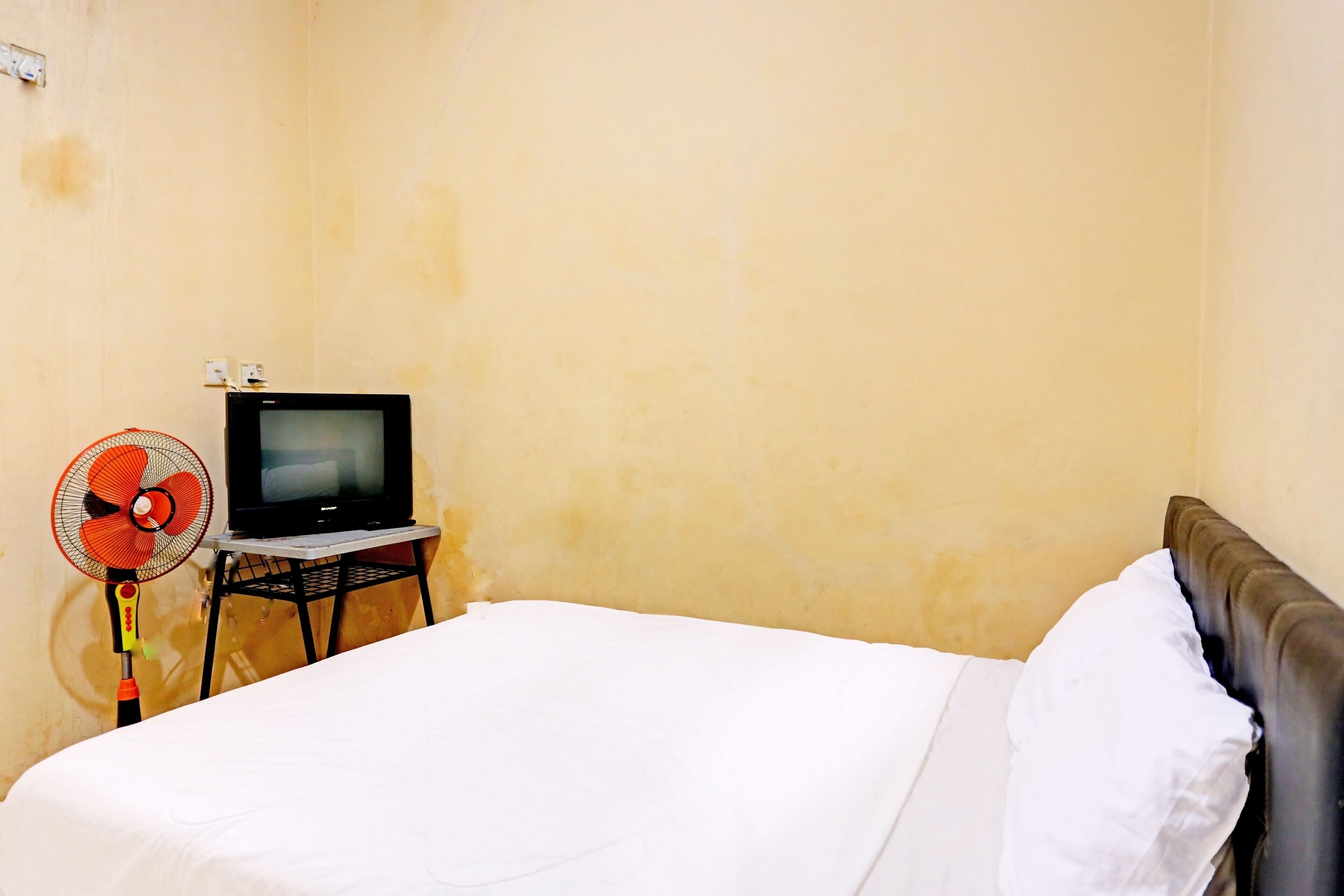 economy double room | laptop workspace, free wifi, bed sheets