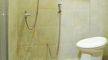 Habitación Deluxe doble | Baño | Ducha, jabón y champú