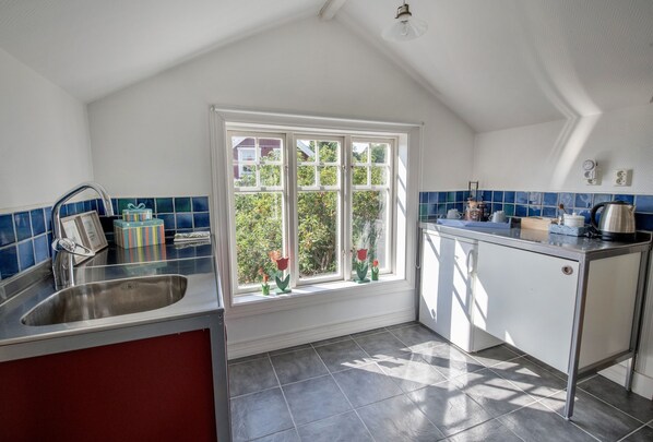House | Private kitchen | Fridge, microwave, stovetop, electric kettle