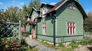 A green wooden house with a red door, a red window, and a red window frame. - 2 Bed House Sleeps 4 With Garden & Free Parking (Ronneby)