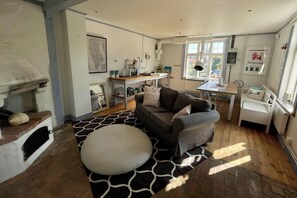 Fireplace - 2 Bed House Sleeps 4 With Garden & Free Parking (Ronneby)