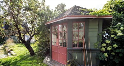 2 Bed House Sleeps 4 With Garden & Free Parking