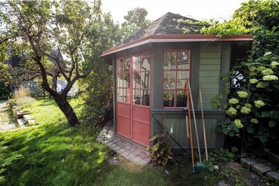 2 Bed House Sleeps 4 With Garden & Free Parking