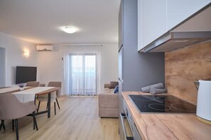 Een koelkast, een oven, een kookplaat, een vaatwasser