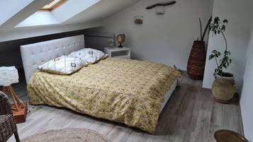 4 bedrooms, desk, iron/ironing board, bed sheets