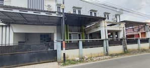 Front of property - Hotel O Losmen Arkansas Syariah (Sungai Tabuk)