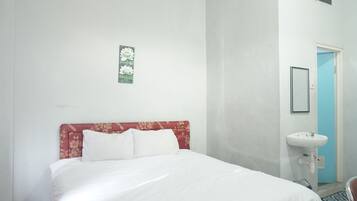 Escritorio, wifi gratis y ropa de cama