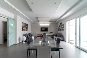 Villa | Área de sala de estar | Televisión de pantalla plana 