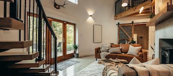 The Grain Binn: Lux / hot tub / unique stay/ king bed / gas fireplace
