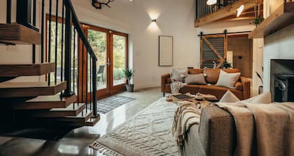 The Grain Binn: Lux / hot tub / unique stay/ king bed / gas fireplace