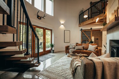 The Grain Binn: Lux / hot tub / unique stay/ king bed / gas fireplace