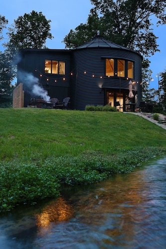 The Grain Binn: Stunning Magical Secluded Hot tub Lux Couples, Stillness, Belong