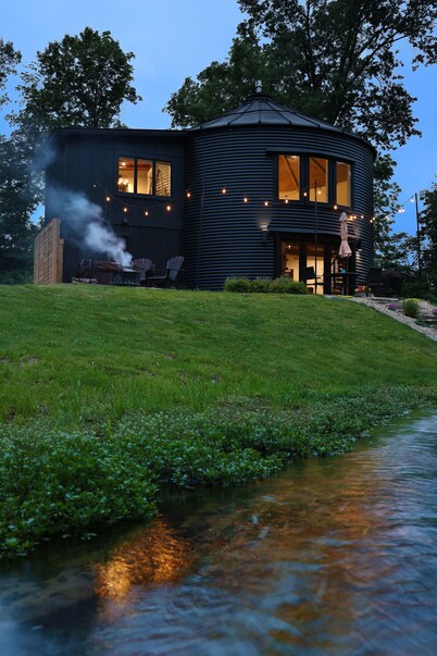 The Grain Binn: Stunning Magical Secluded Hot tub Lux Couples, Stillness, Belong
