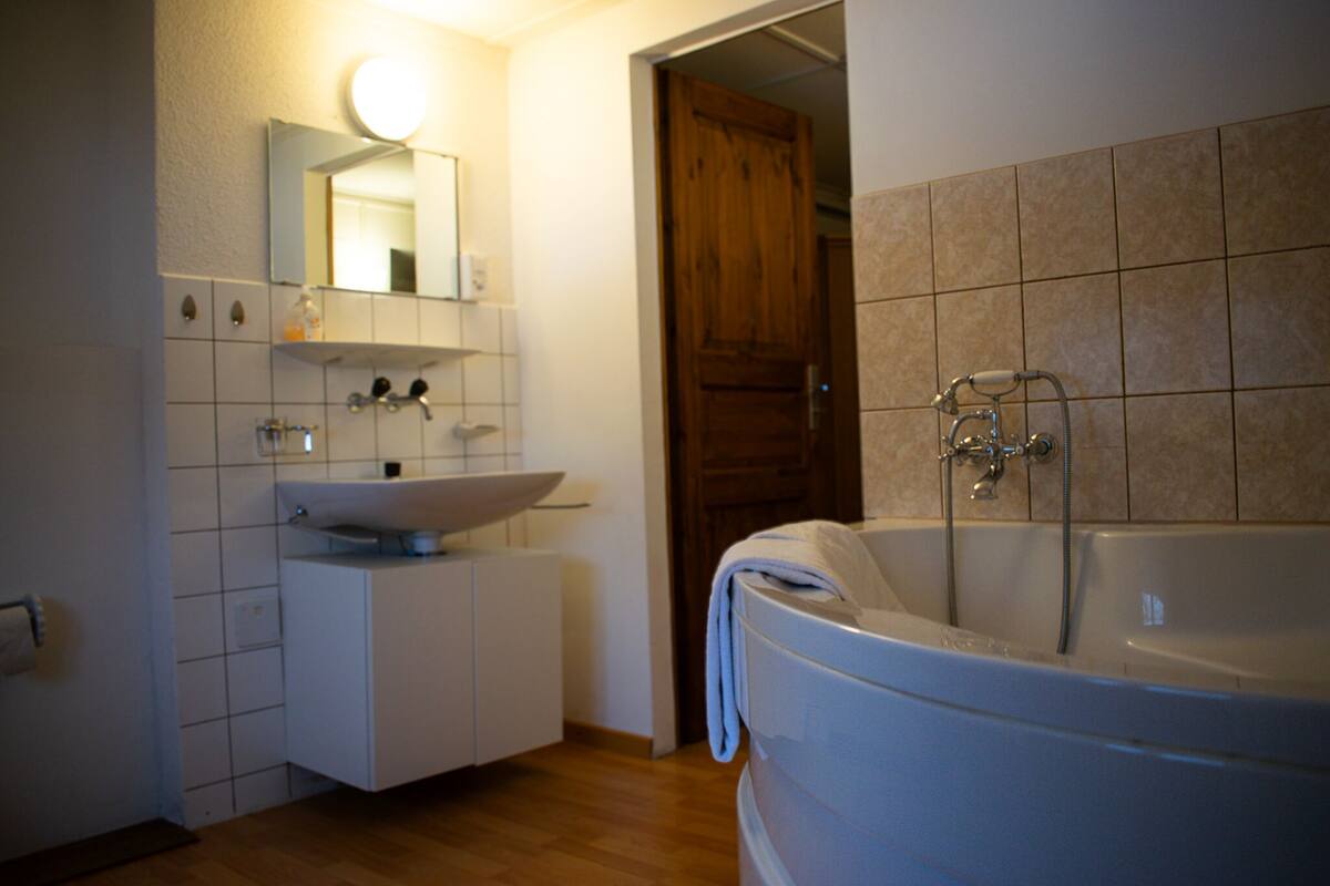 Family Suite, Multiple Beds | Bathroom | Free toiletries, hair dryer, towels