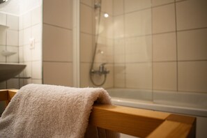 Tomannsrom – premium, 2 enkeltsenger | Bad | Toalettartikler (inkludert), hårføner og håndklær