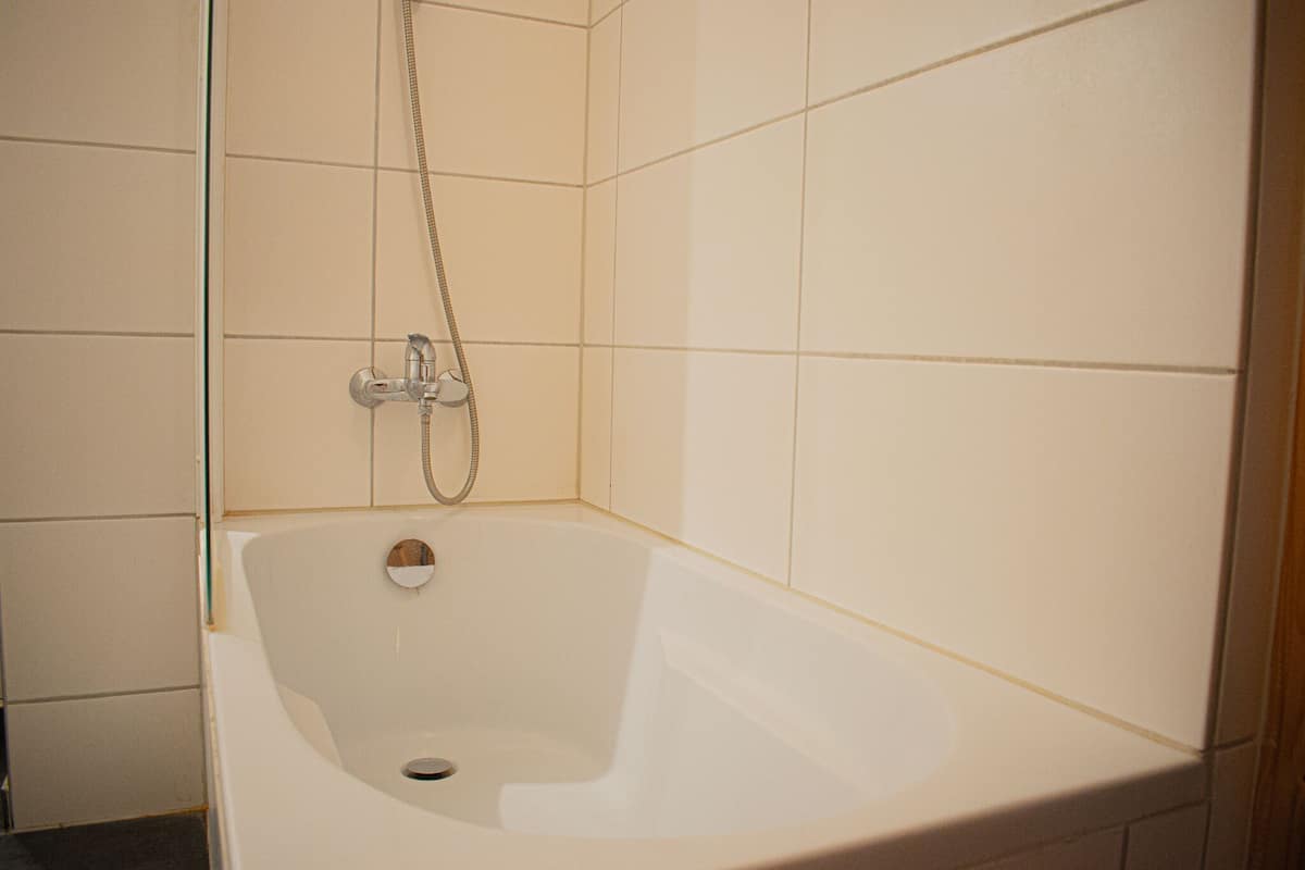 Standard Twin Room, 2 Single Beds | Bathroom | Free toiletries, hair dryer, towels