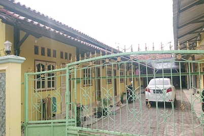 SPOT ON 93005 Berkah Kedawung Syariah Near Fakultas Farmasi Universitas Muhammadiyah Ahmad Dahlan Cirebon