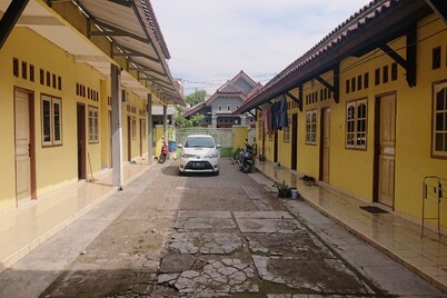 SPOT ON 93005 Berkah Kedawung Syariah Near Fakultas Farmasi Universitas Muhammadiyah Ahmad Dahlan Cirebon