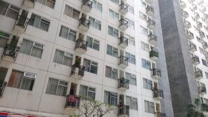 A multi-story residential building with balconies, windows, and a visible door. - Collection O 92981 Apartemen The Jarrdin By Gold Suites PropertyNearSTEI ITB: Sekolah Teknik Elektro dan Informatika ITB (Bandung)