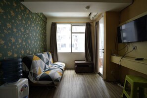 Family Suite - Collection O 92981 Apartemen The Jarrdin By Gold Suites PropertyNearSTEI ITB: Sekolah Teknik Elektro dan Informatika ITB (Bandung)