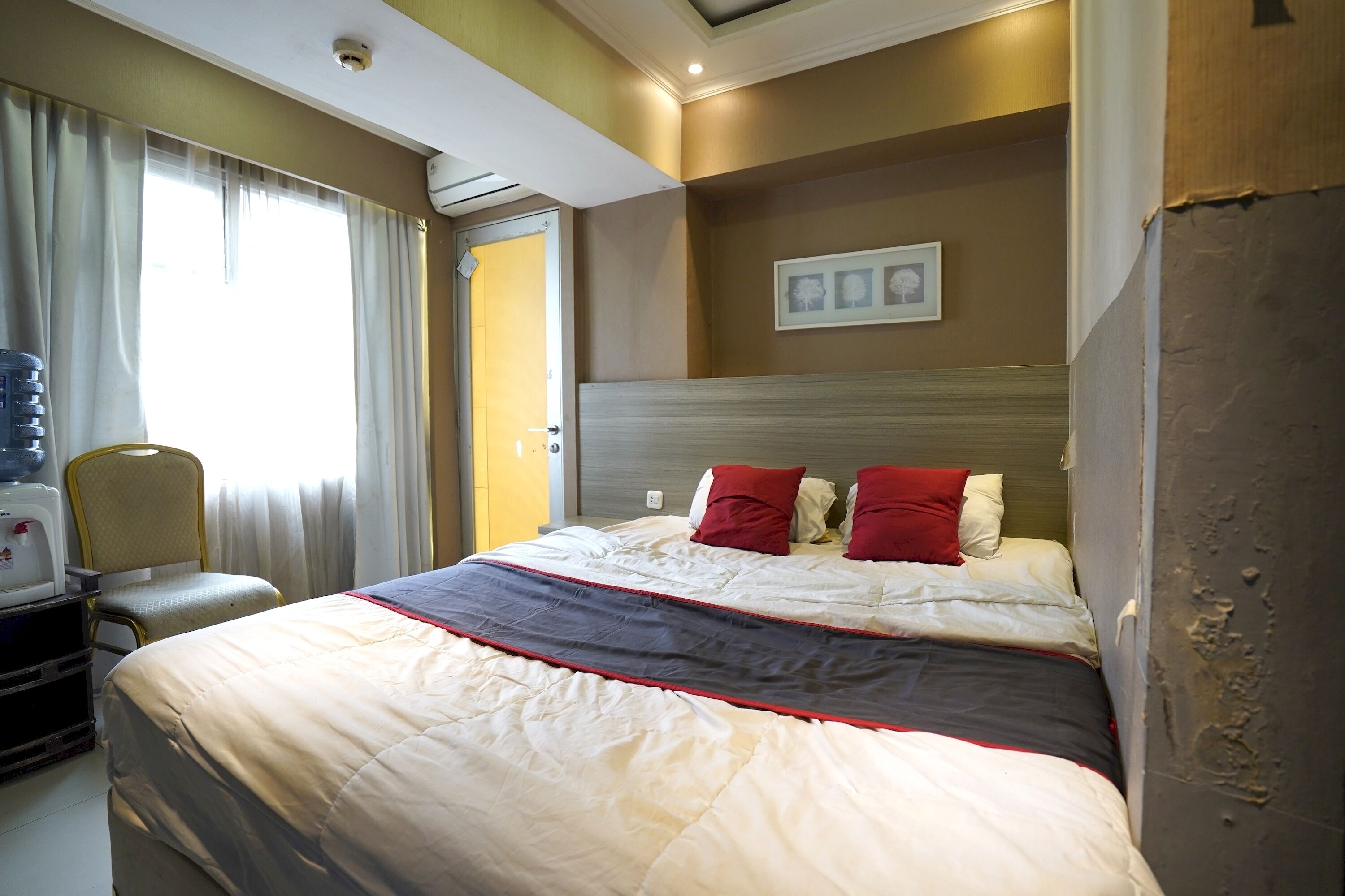 Desk, laptop workspace, free WiFi, bed sheets
