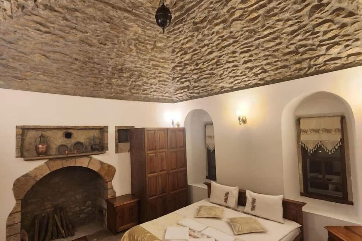 1 habitación, decoración personalizada, muebles diferentes y escritorio