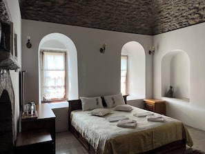 Habitación doble superior | Decoración personalizada, muebles diferentes y escritorio