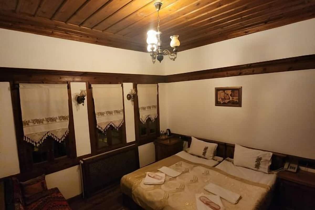 1 habitación, decoración personalizada, muebles diferentes y escritorio