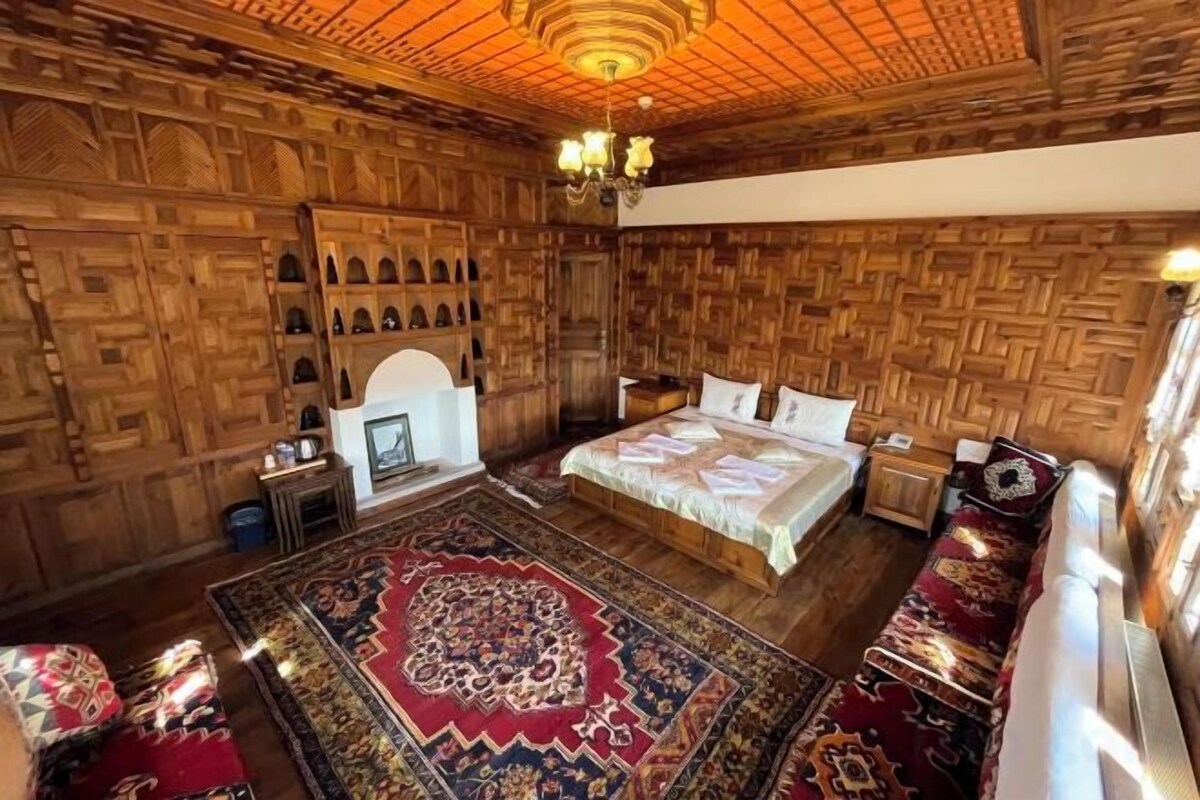 Desk, laptop workspace, WiFi (free), individually decorated