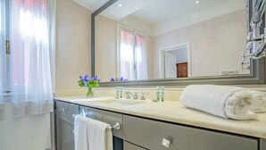 A modern bathroom with a large mirror, a sink, and a towel rack. - Lovely 1-bed Apartment in Venezia (Venice)