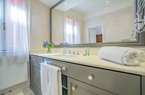 Apartment, 1 Queen-Bett und Schlafsofa | Badezimmer | Dusche, Handtücher