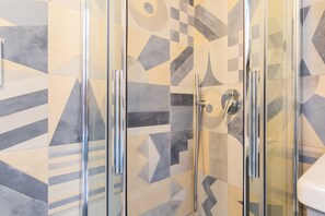 Basic Room | Bathroom | Shower, hair dryer, towels, soap - Dim's Apartments by Wonderful Italy (Polignano a Mare)