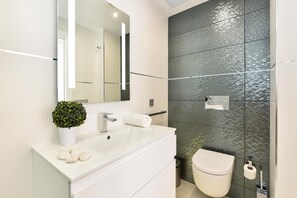 Dusche, Haartrockner, Handtücher