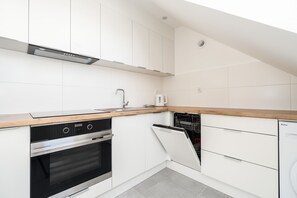 Lava-louças, chaleira elétrica, talheres/pratos/utensílios de cozinha